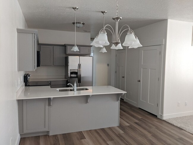 Building Photo - Beautiful 3-Bed Condo – $1,650! Move In by...