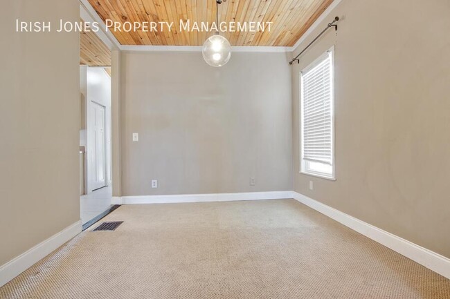 Building Photo - 2829 South Park Ave