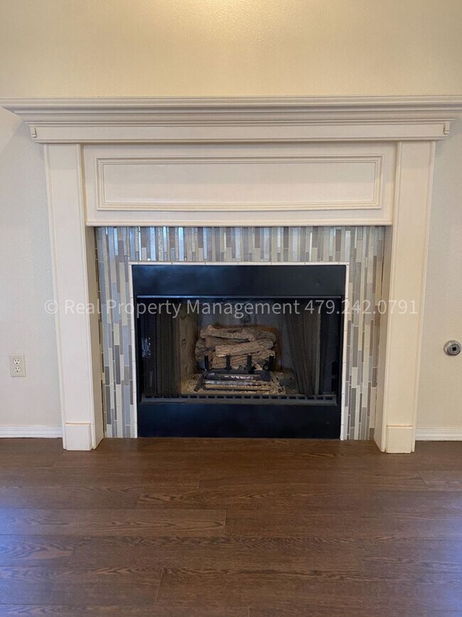 Building Photo - July Move In! Great house!! 3 bed 2 bath 2...