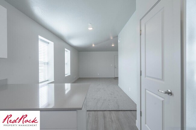 Building Photo - Inviting 2 Bedroom End Unit Condo - Pet Friendly!