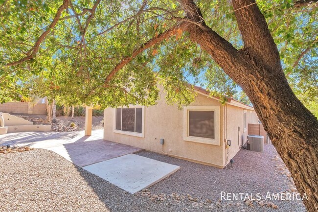 Building Photo - 2535 E Petroglyph Ln