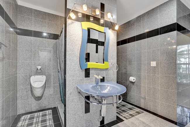 Building Photo - 600 Circle Dr