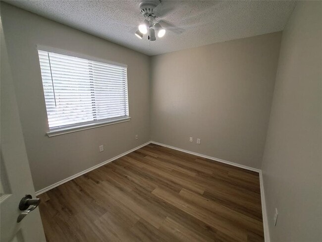 Building Photo - 840 Topaz Ln
