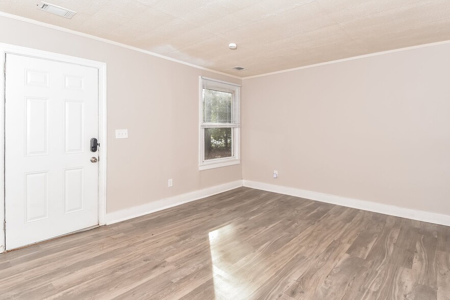 Building Photo - 2117 Roosevelt Dr