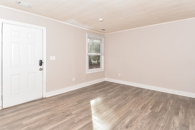 Building Photo - 2117 Roosevelt Dr