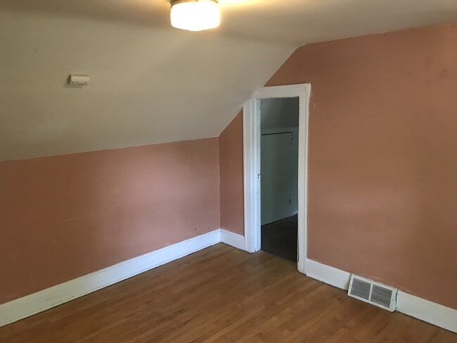 Building Photo - AVAILABLE JUNE 1ST - 2 Bed 1 Bath Home in Craft District!