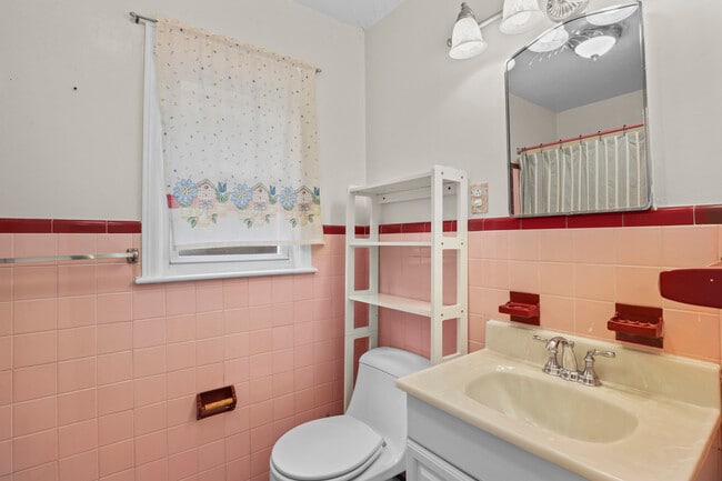 Building Photo - 216 S Poe St