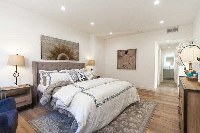 Building Photo - 828 S Bedford St