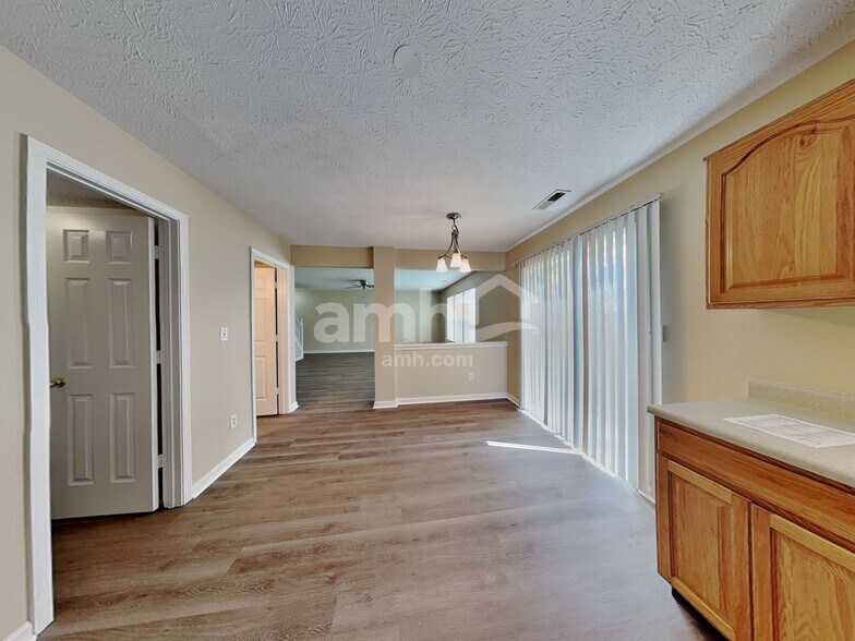 Building Photo - 803 Green Woods Dr