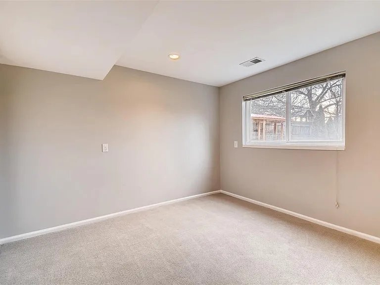 Building Photo - 1403 Lefthand Dr