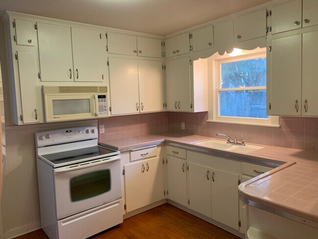 Building Photo - Craftsman Style House Walking Distance to ...