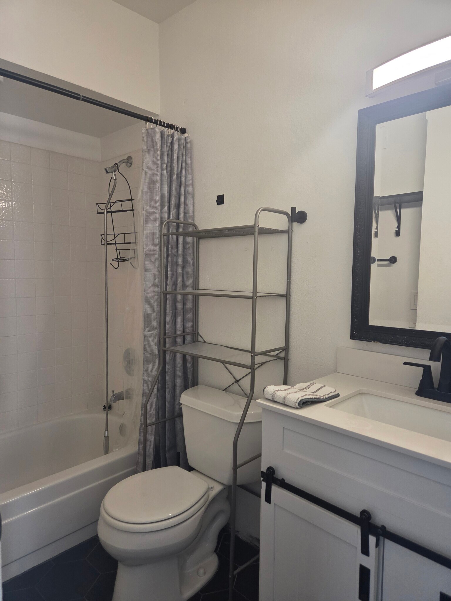 Building Photo - 1050 E Washington Ave