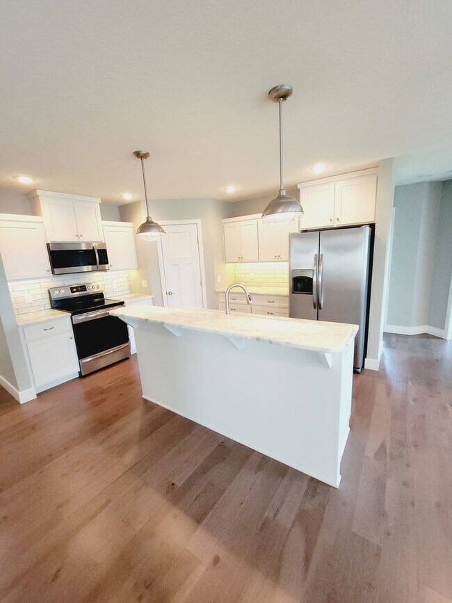 Building Photo - Luxuary in River Pointe Subdivision - Ozark!
