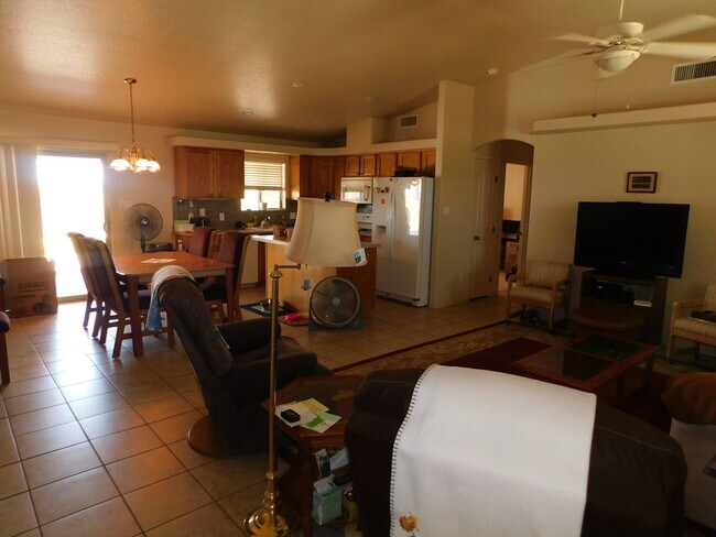 Building Photo - 3 BED 2 BATH IN ESTRELLA!