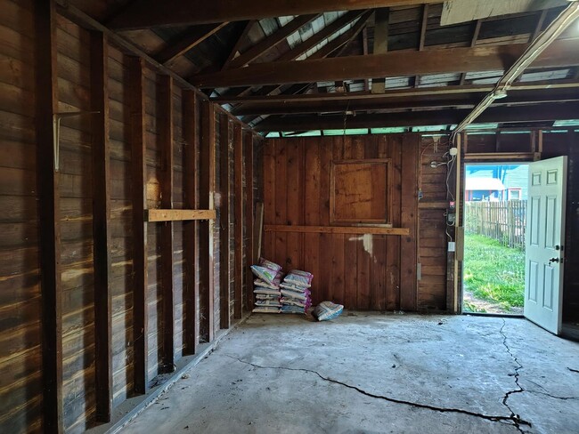 Building Photo - 3 Bed, 1.5 Bath home– Move-In Ready!