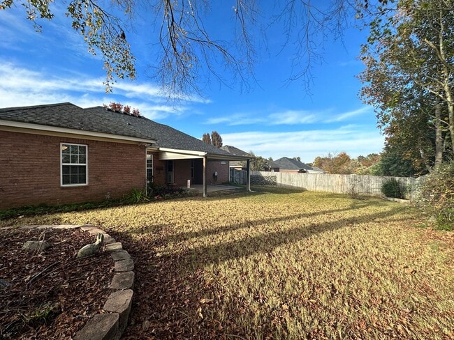 Building Photo - 4 bed 2 bath home with 2 car garage, covered patio, and fenced backyard