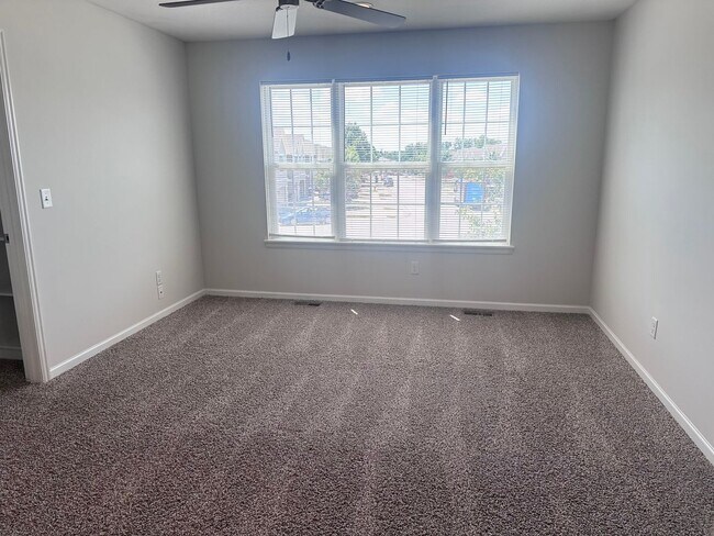 Building Photo - 3 Bed | 2.5 Bath | 1 Car Garage Townhome in Grain Valley