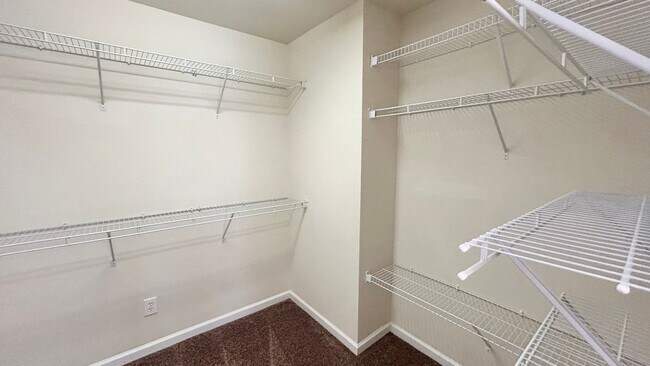 Building Photo - Alpharetta 4 Bedroom-3 Bathroom, Granite Counters, Stainless Appliances, Hardwoods