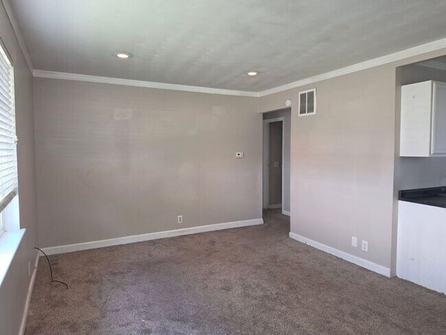 Building Photo - Mishawaka Southside Single family home with Garage