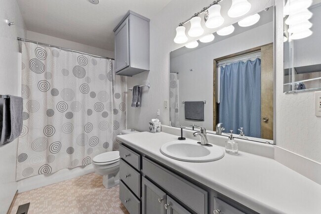 Building Photo - Fully Furnished 3 Bedroom Retreat in the P...