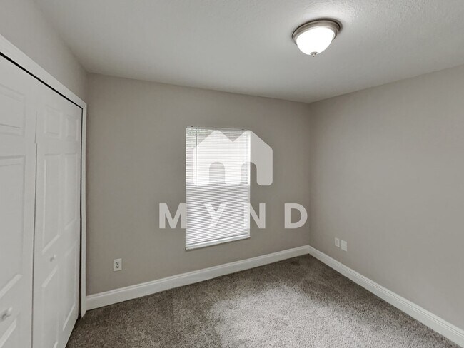 Building Photo - 3613 E Paris St