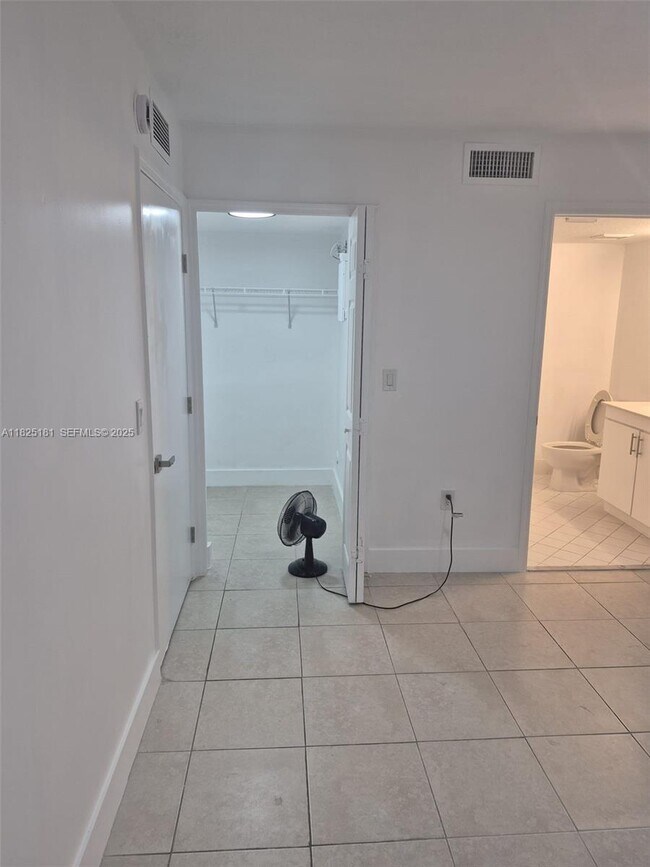 Building Photo - 2701 SE 12th Pl