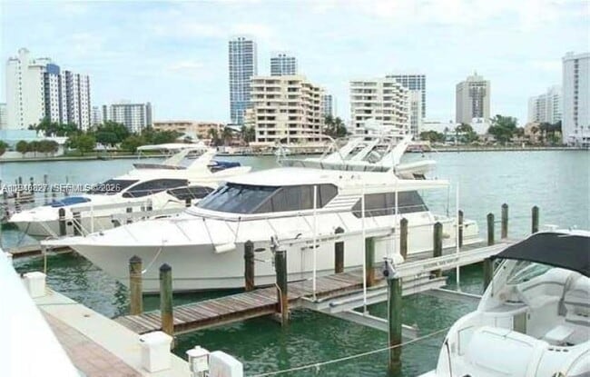 Building Photo - 900 Bay Dr