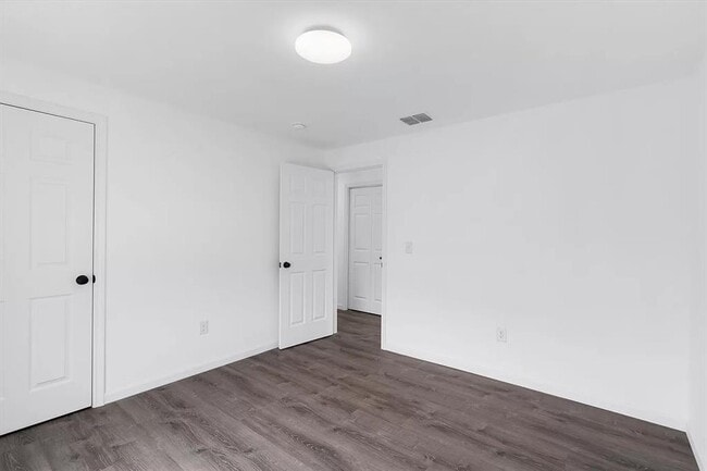 Building Photo - 150 Hart Ln