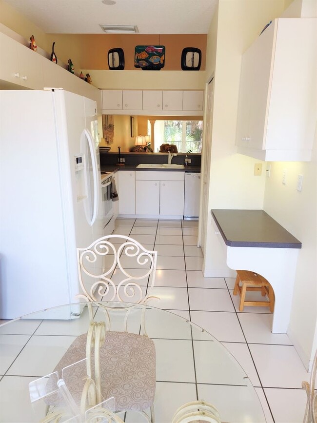 Building Photo - Annual Furnished - Attractive 2 Bedroom 2 Bathroom Plus a Den Condo with 2nd floor Reserve View!