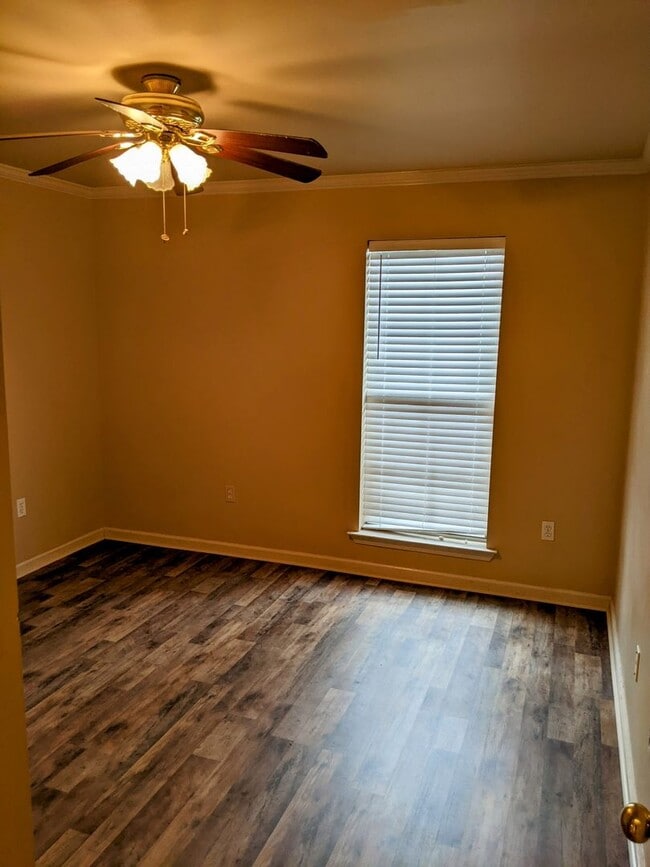 Building Photo - Spacious 3/2 home in a Convenient Location!