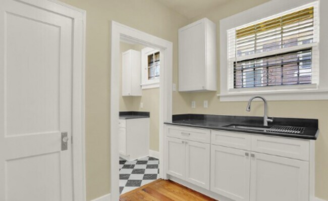 Building Photo - Historic 3 Bed 1 Bath Home