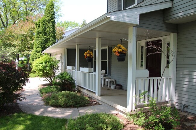 Building Photo - 7620 Westchester Dr