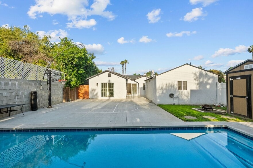 Building Photo - 5937 Ranchito Ave