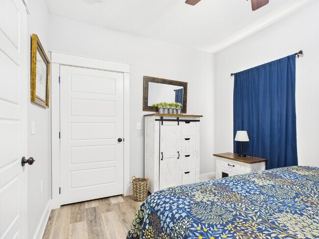 Building Photo - Centrally Located Furnished Home
