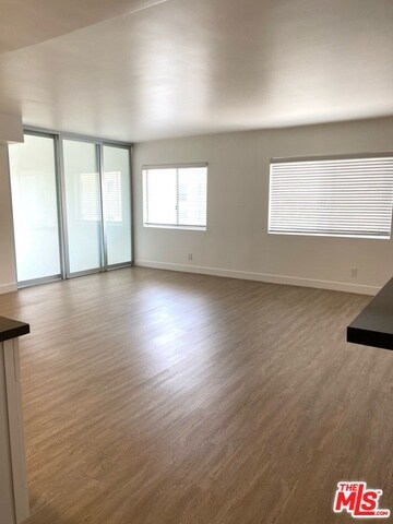 Building Photo - 435 N Oakhurst Dr