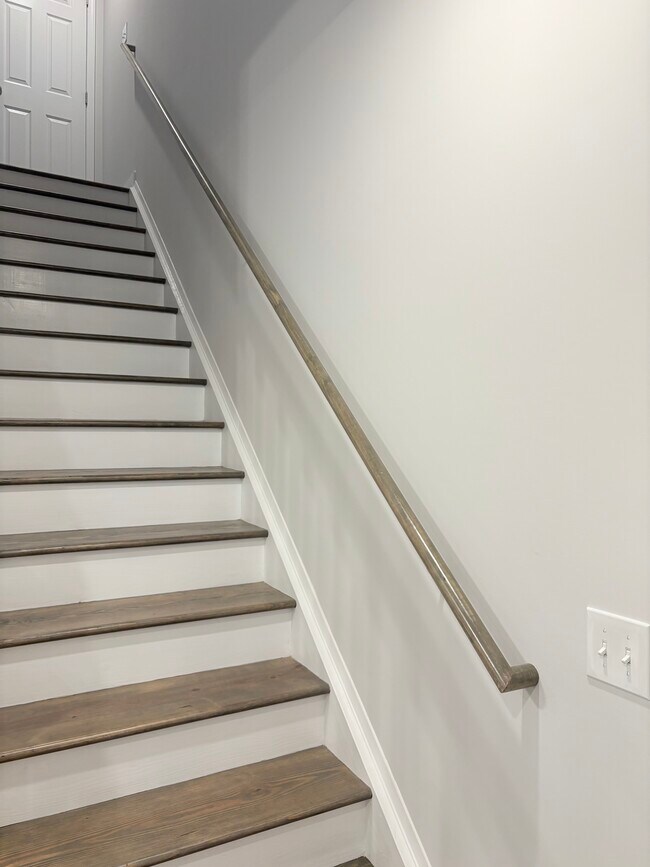 Building Photo - 869 Rodeo Ln