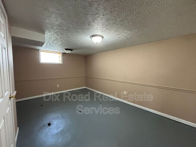 Building Photo - 208 Garfield St
