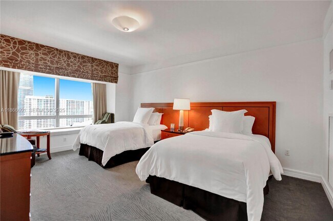 Building Photo - 1435 Brickell Ave