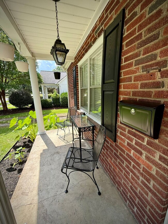 Building Photo - SHORT TERM AVAILABLE [Shandon]