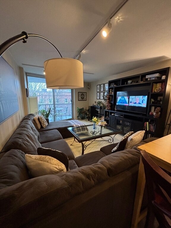 Building Photo - 19 Winchester St