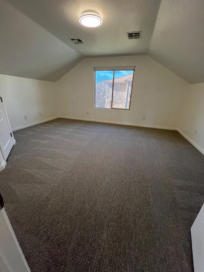 Building Photo - "Spacious 5-Bedroom Oasis with 3 Full Baths in Beautiful St. George – 2,998 Sq. Ft. of Comfort!"