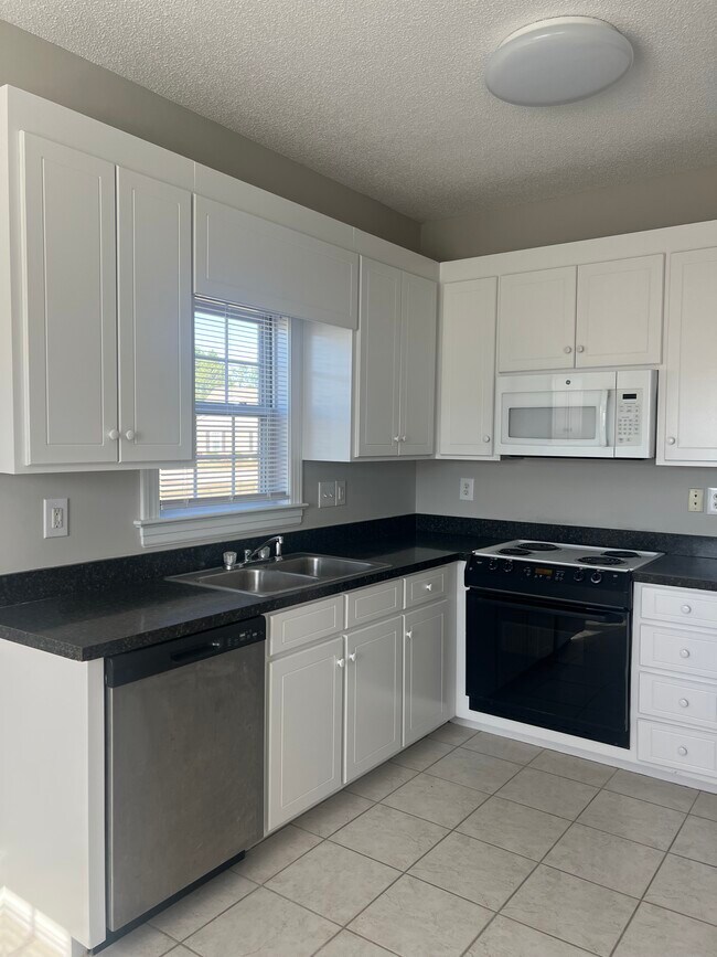 Kitchen - 3309 Whitlock Dr N