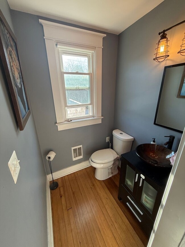 Building Photo - 1349 W 41st St