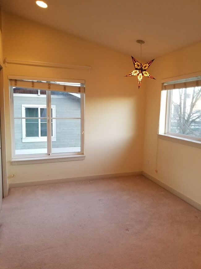 Building Photo - 809 Taylor Ave N