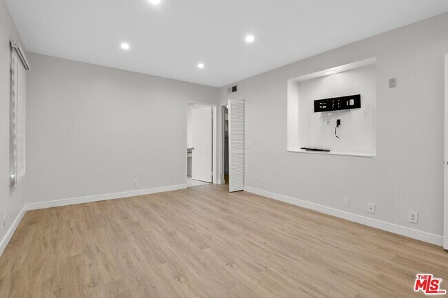 Building Photo - 1617 S Beverly Glen Blvd
