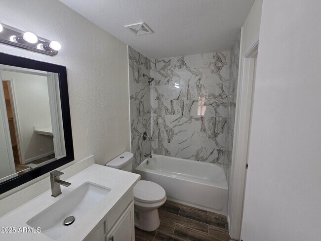 Building Photo - 715 N Arrowhead Dr