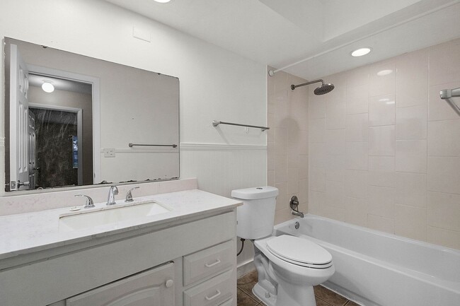 Building Photo - CONDOMINIUM FIRST FLOOR 2 BED 1 BATH, FULLY RENOVATED
