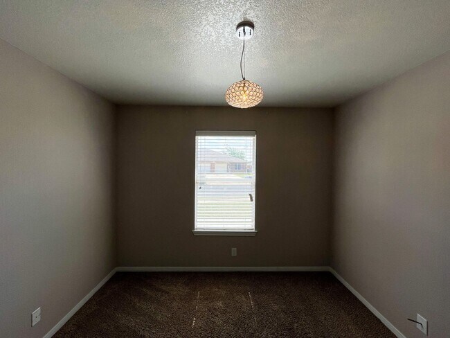 Building Photo - Available NOW  This home is centrally loca...
