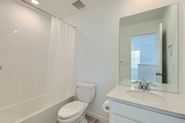 Building Photo - 637 Thistle Pl
