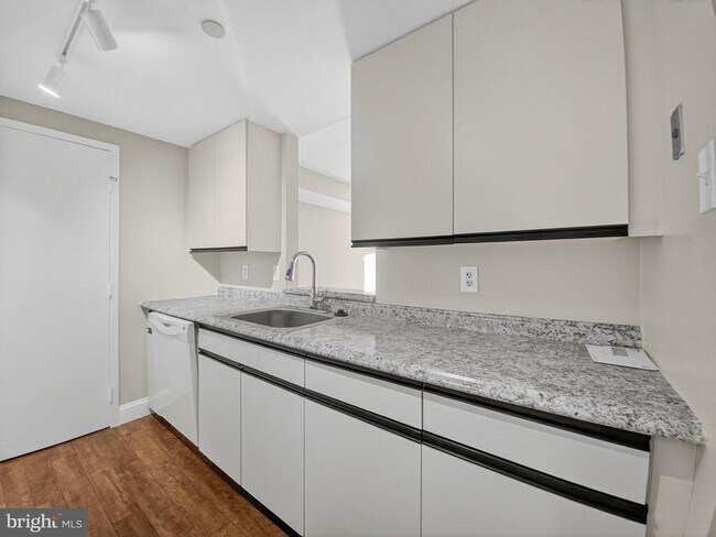 Building Photo - 1530 Key Blvd